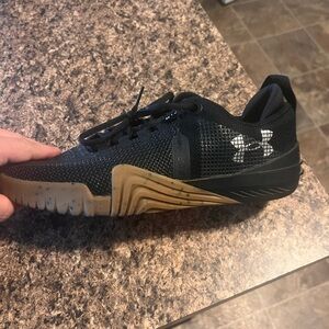 Black Under Armour men’s Reign 6. Size 10-5 New - never worn